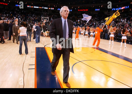 6. Januar 2007 - Spaziergänge Oakland, CA, USA - Seattle SuperSonics Cheftrainer BOB HILL außerhalb des Platzes nach der Niederlage zu den Golden State Warriors am Samstag, 6. Januar 2007 in der Oracle Arena in Oakland, Kalifornien Die Krieger besiegt die SuperSonics 108-104. Stockfoto