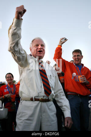 7. Januar 2007 - Scottsdale, AZ, USA - EDMONDSON JR., GEORGE führt 84 von Tampa aka "Herr zwei-Bits" Florida-Fans jubeln vor der Pep-Rallye. Florida-Fans genießen eine Pep Rally in Scottsdale am 7. Januar 2007. Stockfoto