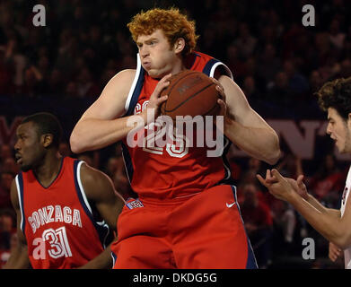 15. Januar 2007 - kommt Moraga, CA, USA - Gonzaga Bulldogs DAVID PENDERGRAFT #25, unten mit einem Rebound gegen Heiliges Marys in der ersten Hälfte ihres Spiels auf Montag, 15. Januar 2007 im McKeon Pavillon in Moraga, Kalifornien Stockfoto