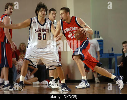 15. Januar 2007 - Moraga, CA, USA - Str. Marys Gaels OMAR SAMHAN, #50, versucht zur Abwehr von Gonzaga Bulldogs JOSH HEYTVELT, #42, in der 1. Hälfte ihres Spiels auf Montag, 15. Januar 2007, McKeon Pavillon in Moraga, Kalifornien Stockfoto