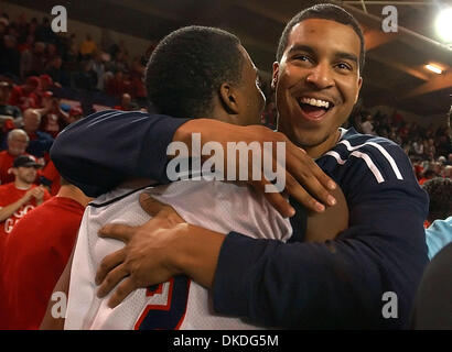 15. Januar 2007 - Moraga, CA, USA - Str. Marys Gaels YUSEF SMITH, #5, schmiegt sich Teamkollege WAYNE HUNTER, #2, nach dem Sieg über die Gonzaga Bulldogs während ihres Spiels auf Montag, 15. Januar 2007 im McKeon Pavillon in Moraga, Kalifornien Heiliges Marys besiegt Gonzaga 80-75. Stockfoto