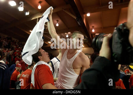 15. Januar 2007 - Moraga, CA, USA - Str. Marys Gaels IAN O'LEARY, #4, zieht sein Trikot aus, wie er seinem Team den Sieg über die Gonzaga Bulldogs auf Montag, 15. Januar 2007 im McKeon Pavillon in Moraga, Kalifornien Heiliges Marys besiegt Gonzaga 80-75 feiert. Stockfoto