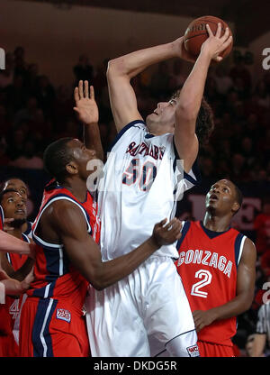 15. Januar 2007 - Moraga, CA, USA - Str. Marys Gaels OMAR SAMHAN, #50, schießt über Gonzaga Bulldogs Sean Mallon, #32, und Jeremy Pargo, #2, in der 2. Hälfte ihres Spiels auf Montag, 15. Januar 2007 im McKeon Pavillon in Moraga, Kalifornien Heiliges Marys besiegt Gonzaga 80-75. Stockfoto