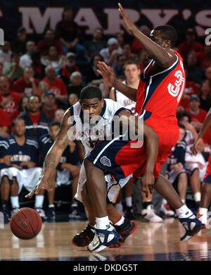 15. Januar 2007 - Moraga, CA, USA - Str. Marys Gaels JOHN WINSTON, #32, versucht Gonzaga Bulldog's ABDULLAHI KUSO, #31, in der 2. Hälfte ihres Spiels auf Montag, 15. Januar 2007 im McKeon Pavillon in Moraga, Kalifornien Heiliges Marys besiegt Gonzaga 80-75 vorbeifahren. Stockfoto