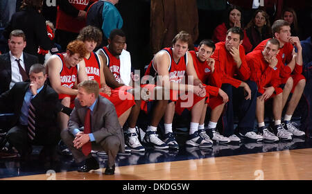 15. Januar 2007 - Moraga, CA, USA - der Gonzaga Bulldogs zeigen ihre Enttäuschung als die letzten Sekunden entspannen Sie sich in der 2. Hälfte des ihr Spiel gegen die St. Marys Gaels auf Montag, 15. Januar 2007 im McKeon Pavillon in Moraga, Kalifornien Heiliges Marys besiegt Gonzaga 80-75. Stockfoto