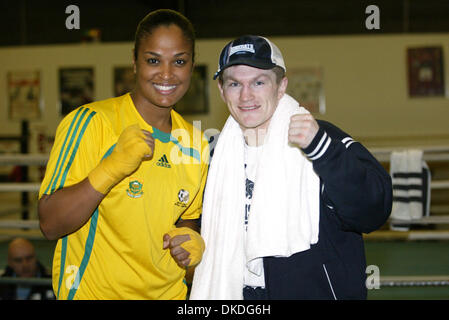 16. Januar 2007; Las Vegas, NV, USA; Englischer Boxer RICKY HATTON & World Champion Boxer LAILA ALI an der Oberseite Rank Gym in Las Vegas, Nevada für die Medientag für Englands Ricky "Hitman" Hatton Vs Columbia Juan "Eisen Twin" Urango. Beide Kämpfer sind ungeschlagen, sie sind voraussichtlich 20.01.2007 im Paris Hotel & Casino in Las Vegas für den IBF-Junior-Weltergewicht Meisterschaften kämpfen Stockfoto