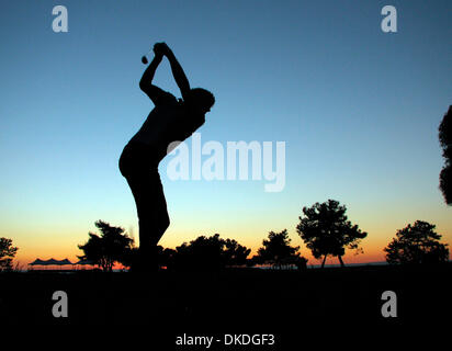 13. Dezember 2006; La Jolla, Kalifornien, USA; Torrey Pines Golf Südkurs; Golfer, die nach Mittag hätte abgeschlagen zu klettern zu beenden vor (oder nach) Dunkelheit. Ein Golfer ist Silhouette Abschlag am 16. Loch nach Sonnenuntergang; durch die 18. spielen er ohne die Möglichkeit, den Ball zu sehen. Obligatorische Credit: Foto von Jim Baird/San Diego Union Tribune/ZUMA Press. (©) Copyright 2006 von Stockfoto