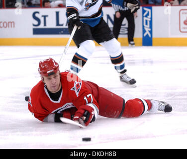 26. Januar 2007; Raleigh, NC, USA; Carolina Hurricanes (17) ROD Brind als die Carolina Hurricanes schlagen die Washington Capitals 6-2, als sie die RBC Center mit Sitz in Raleigh spielten.  Obligatorische Credit: Foto von Jason Moore/ZUMA Press. (©) Copyright 2007 von Jason Moore Stockfoto