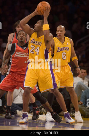 26. Januar 2007 belastet - Los Angeles, CA, USA - Charlotte Bobcats (3) GERALD WALLACE Los Angeles Lakers KOBE BRYANT als er versucht, den Ball in der ersten Hälfte ihres Spiels im Staples Center in Los Angeles, Kalifornien. Stockfoto