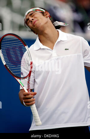 28. Januar 2007 - Delray Beach, FL, USA - ILIA BOZOLJAC, Serbiens, Grimassen nach der Niederlage eines Punkts gegen Andrei Pavel, von Rumänien, während ein Haupt zeichnen Ausscheidungskampf der Delray Beach International Tennis Championships Sonntag. Bozoljac zog sich aus dem Spiel durch ein Magenleiden. Stockfoto