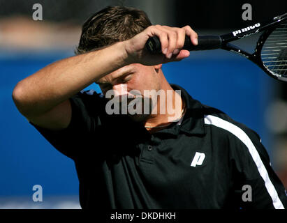 28. Januar 2007 - Delray Beach, FL, USA - der ehemalige Champion JAN-MICHAEL GAMBILL, wischt seine Stirn während des Spielens Telmuraz Gabashvili, Russland, während ein Haupt zeichnen Ausscheidungskampf der Delray Beach International Tennis Championships Sonntag. Gambill verlor das Spiel 7-6 (3), 6-4. Stockfoto