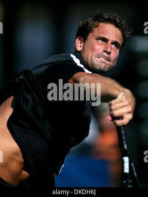 28. Januar 2007 - Delray Beach, FL, USA - der ehemalige Champion JAN-MICHAEL GAMBILL, liefert einen Ball von Telmuraz Gabashvili Russlands getroffen, während ein Haupt zeichnen Ausscheidungskampf der Delray Beach International Tennis Championships Sonntag. Gambill verlor das Spiel 7-6 (3), 6-4. Stockfoto