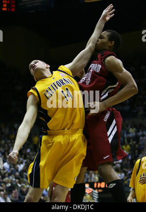 3. Februar 2007 - klatscht Berkeley, CA, USA - Kalifornien Golden Bear ERIC VIERNEISEL, #14, Stanford Cardinal FRED WASHINGTON, #44, in das Gesicht nach einem Schuss in der 2. Hälfte ihres Spiels auf Samstag, 3. Februar 2007 im Haas-Pavillon in Berkeley, Kalifornien Stanford Cal 90-71 besiegt. Stockfoto