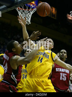 3. Februar 2007 erreichen - Berkeley, CA, USA - Cal Golden Bear ERIC VIERNEISEL, #14 und #44, Stanford Cardinal FRED WASHINGTON für eine Erholung in der ersten Hälfte ihres Spiels auf Samstag, 3. Februar 2007 im Haas-Pavillon in Berkeley, Kalifornien Stockfoto