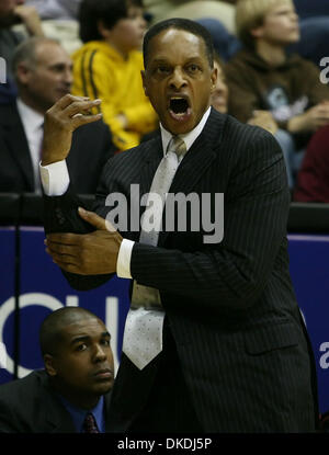 3. Februar 2007 zeigt - Berkeley, CA, USA - Stanford Cardinal Cheftrainer TRENT JOHNSON seine Missbilligung eines Anrufs von einem Beamten in der ersten Hälfte von ihr Spiel gegen die California Golden Bears auf Samstag, 3. Februar 2007 im Haas-Pavillon in Berkeley, Kalifornien Stockfoto