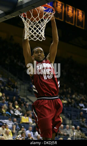 3. Februar 2007 - Berkeley, CA, USA - Stanford Cardinal LAWRENCE HILL, #15, tunkt den Ball gegen die California Golden Bears in der 2. Hälfte ihres Spiels auf Samstag, 3. Februar 2007 im Haas-Pavillon in Berkeley, Kalifornien besiegt Stanford Cal 90-71. Hill führen Stanford mit 24 Punkten. Stockfoto