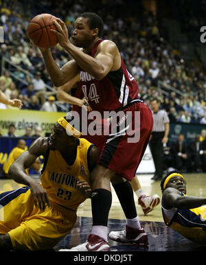 3. Februar 2007 - Berkeley, CA, USA - Cal Golden Bear PATRICK CHRISTOPHER, #23, und THEO ROBERTSON, #24, stolpern auf den Boden um Stanford Cardinal FRED WASHINGTON, #44, Stanford besiegt in der 2. Hälfte ihres Spiels auf Samstag, 3. Februar 2007 im Haas-Pavillon in Berkeley, Kalifornien Cal 90-71. Stockfoto