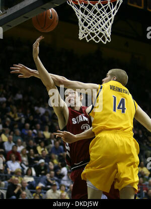 3. Februar 2007 - Berkeley, CA, USA - Kalifornien Golden Bear ERIC VIERNEISEL, #14, Foulspiel von Stanford Cardinal CARLTON WEATHERBY, #3, in der 2. Hälfte ihres Spiels auf Samstag, 3. Februar 2007 im Haas-Pavillon in Berkeley, Kalifornien besiegt Stanford Cal 90-71. Stockfoto