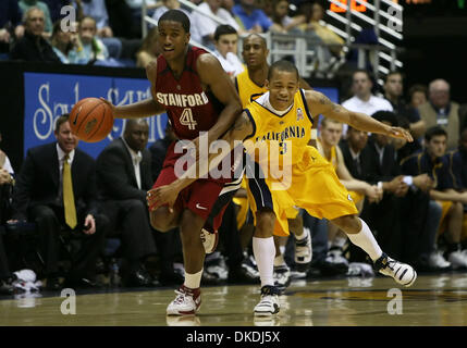 3. Februar 2007 - Berkeley, CA, USA - Cal Golden Bear JEROME RANDLE, #3, Foulspiel von Stanford Cardinal ANTHONY waren, #4, Stanford besiegt in der 2. Hälfte ihres Spiels auf Samstag, 3. Februar 2007 im Haas-Pavillon in Berkeley, Kalifornien Cal 90-71. Stockfoto