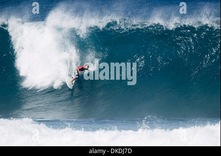 4. Februar 2007 - North Shore, HI, Vereinigte Staaten - Surfen: Monster Energy Pipeline Pro präsentiert von Billabong, Banzai Pipeline, North Shore, Oahu, Hawaii. ÊAssociation of Surfing Professionals (ASP) World Qualifying Series (WQS) Ereignis, 27.Januar Ð 9. Februar 2007. Bild: Surfer MARC VISSER (Sunshine Coast, Queensland) veröffentlicht, eines der höchsten Wellen-Ergebnisse der Runde zwei an der Monster-Energie Stockfoto