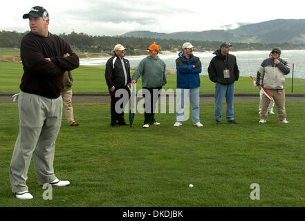 8. Februar 2007 wartet - Pebble Beach, CA, USA - BRENDON DE JONGE durch seinen Ball nach der Kollision mit einem Errant erschossen am 6. Loch in Pebble Beach in der ersten Runde von den AT&T Pebble Beach National pro-am in Pebble Beach, Kalifornien auf Donnerstag, 8. Februar 2007 statt. de Jonge wurde 6-unter, aber damals ein Doppel-Bogey auf seinem letzten (9.) ins Loch 4-unter.  (Kredit-Bild: © Dan H Stockfoto