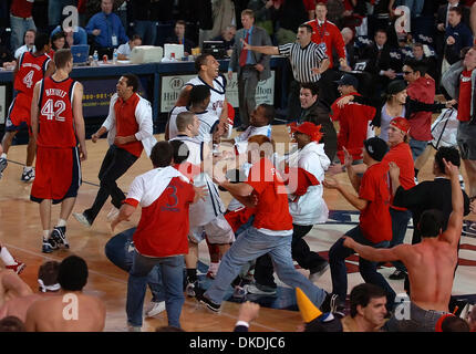 15. Januar 2007 springt - Moraga, Kalifornien, USA - St. Mary's Gaels DIAMON SIMPSON, #20, für Freude als Mitspieler und Fans Rush das Gericht nach dem Sieg über die Gonzaga Bulldogs auf Montag, 15. Januar 2007 im McKeon Pavillon in Moraga, Kalifornien Heiliges Marys besiegt Gonzaga 80-75. (Bild Kredit: © Jose Carlos Fajardo/Contra Costa Times / ZUMA Press) Einschränkungen: USA Boulevardpresse Rechte heraus! Stockfoto