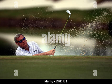 9. Februar 2007 - Boca Raton, FL, habe USA - 1. Runde Aktion im Gange in der Allianz-Meisterschaft auf dem Old Course in Broken Sound Club, Freitag. Hier chips FUZZY ZOELLER aus einem Sandbunker am 9. Loch. (Kredit-Bild: © Bob Shanley/Palm Beach Post/ZUMA Press) Einschränkungen: USA Tabloid Rechte heraus! Stockfoto