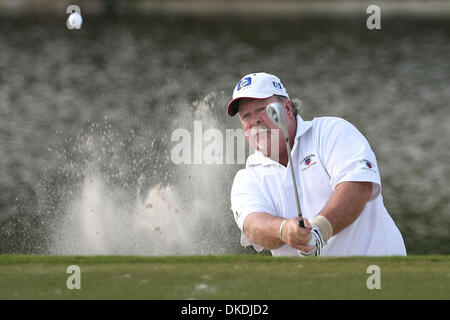 9. Februar 2007 chips - Boca Raton, FL, USA - CRAIG STADLER aus einem Bunker auf dem 8. Grün (er begann am 10. Tag) während der Wiedergabe in der Allianz-Meisterschaft auf dem Old Course in Broken Sound Club, Freitag.  (Kredit-Bild: © Bob Shanley/Palm Beach Post/ZUMA Press) Einschränkungen: USA Tabloid Rechte heraus! Stockfoto