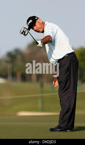 9. Februar 2007 Uhren - Boca Raton, FL, USA - MARK JAMES seinen Putt auf dem 8. Grün fallen (er begann am 10. Tag) während der Wiedergabe in der Allianz-Meisterschaft auf dem Old Course in Broken Sound Club, Freitag. (Kredit-Bild: © Bob Shanley/Palm Beach Post/ZUMA Press) Einschränkungen: USA Tabloid Rechte heraus! Stockfoto