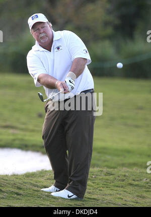 9. Februar 2007 chips - Boca Raton, FL, USA - CRAIG STADLER aus dem Rough auf dem 6. Loch (er begann der Tag am 10.), in der Allianz-Meisterschaft auf dem Old Course in Broken Sound Club, Freitag.   (Kredit-Bild: © Bob Shanley/Palm Beach Post/ZUMA Press) Einschränkungen: USA Tabloid Rechte heraus! Stockfoto