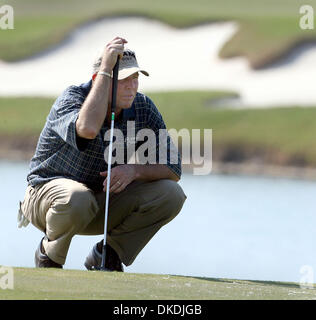 10. Februar 2007 - Boca Raton, FL, USA - SCOTT HOCH reiht sich seinen Putt auf dem 9. (seine 18.) Loch, Samstag in der Allianz-Meisterschaft auf dem Old Course in Broken Sound Club.  (Kredit-Bild: © Bob Shanley/Palm Beach Post/ZUMA Press) Einschränkungen: USA Tabloid Rechte heraus! Stockfoto