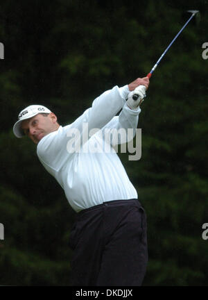 10. Februar 2007 - Pebble Beach, CA, USA - KEVIN SUTHERLAND trifft seinen Abschlag auf das 18. Loch Poppy Hills während der dritten Runde von den Pebble Beach National pro-am in Pebble Beach am Samstag, 10. Februar 2007 statt. Ein Birdie auf der fesselten ihn für die Hauptrolle mit Phil Mickelson bei 14-unter Par. Stockfoto