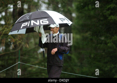 10. Februar 2007 versucht - Pebble Beach, CA, USA - KEVIN SUTHERLAND, trocken zu bleiben, wie er wartet das 18. Loch Poppy Hills spielen in der dritten Runde von den Pebble Beach National pro-am in Pebble Beach am Samstag, 10. Februar 2007 statt. Ein Birdie auf der fesselten ihn für die Hauptrolle mit Phil Mickelson bei 14-unter Par. Stockfoto