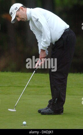 10. Februar 2007 sinkt - Pebble Beach, CA, USA - KEVIN SUTHERLAND einen Birdie-Putt auf dem 18. Loch Poppy Hills während der dritten Runde von den Pebble Beach National pro-am in Pebble Beach am Samstag, 10. Februar 2007 statt. Die Birdie auf der fesselten ihn für die Hauptrolle mit Phil Mickelson bei 14-unter Par. Stockfoto