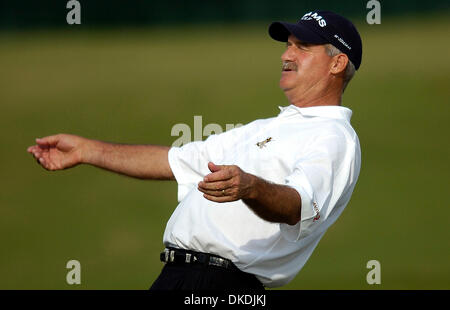 11. Februar 2007 feiert - Boca Raton, FL, USA - R.W. EAKS nach seinem Birdie am 18. Loch während der Endrunde der Champions Tour Allianz Championship-Golf-Turnier in Boca Raton, Florida, Sonntag, 11. Februar 2007. Eakes beendete die Meisterschaft um 10 Uhr-nach Abs. (Credit-Bild: © Steve Mitchell/Palm Beach Post/ZUMA Press) Einschränkungen: USA Tabloid Rechte heraus! Stockfoto