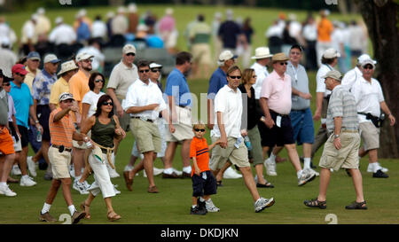 11. Februar 2007 eilen - Boca Raton, FL, USA - Zuschauer auf das 18. grün während der Endrunde der Champions Tour Allianz Championship-Golf-Turnier in Boca Raton, Florida, Sonntag, 11. Februar 2007.  (Kredit-Bild: © Steve Mitchell/Palm Beach Post/ZUMA Press) Einschränkungen: USA Tabloid Rechte heraus! Stockfoto