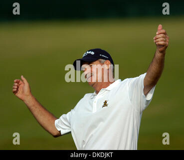 11. Februar 2007 feiert - Boca Raton, FL, USA - R.W. EAKS nach seinem Birdie am 18. Loch während der Endrunde der Champions Tour Allianz Championship-Golf-Turnier in Boca Raton, Florida, Sonntag, 11. Februar 2007. Eakes beendete die Meisterschaft um 10 Uhr-nach Abs. (Credit-Bild: © Steve Mitchell/Palm Beach Post/ZUMA Press) Einschränkungen: USA Tabloid Rechte heraus! Stockfoto