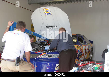 14. Februar 2007 - Daytona Beach, FL, USA - NASCAR: Der Motor wird aus Michael Waltrips #55 Toyota Auto während des Trainings auf dem Daytona International Speedway in Daytona Beach, Florida am Mittwoch, 14. Februar 2007 entfernt. Das Auto war nach dem Qualifying am Sonntag beschlagnahmt.  (Kredit-Bild: © Gregg Pachkowski/ZUMA Press) Stockfoto