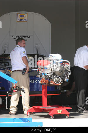 14. Februar 2007 - Daytona Beach, FL, USA - NASCAR: Der Motor wird aus Michael Waltrips #55 Toyota Auto während des Trainings auf dem Daytona International Speedway in Daytona Beach, Florida am Mittwoch, 14. Februar 2007 entfernt. Das Auto war nach dem Qualifying am Sonntag beschlagnahmt.  (Kredit-Bild: © Gregg Pachkowski/ZUMA Press) Stockfoto