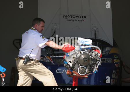 14. Februar 2007 - Daytona Beach, FL, USA - NASCAR: Der Motor wird aus Michael Waltrips #55 Toyota Auto während des Trainings auf dem Daytona International Speedway in Daytona Beach, Florida am Mittwoch, 14. Februar 2007 entfernt. Das Auto war nach dem Qualifying am Sonntag beschlagnahmt.  (Kredit-Bild: © Gregg Pachkowski/ZUMA Press) Stockfoto