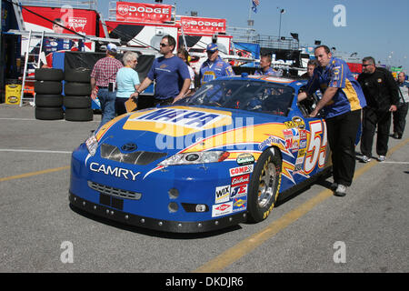 14. Februar 2007 - Daytona Beach, FL, USA - NASCAR: Michael Waltrips backup #55 Toyota Auto wird in die Garage während des Trainings auf dem Daytona International Speedway in Daytona Beach, Florida am Mittwoch, 14. Februar 2007 gerollt. Nach dem Qualifying am Sonntag war das primäre Auto beschlagnahmt. (Kredit-Bild: © Gregg Pachkowski/ZUMA Press) Stockfoto