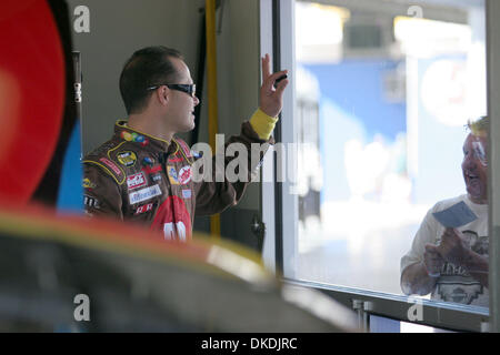 14. Februar 2007 - Daytona Beach, FL, USA - NASCAR: Pole Sieger DAVID GILLILAND winkt ein Fan vom Fenster Garage während des Trainings auf dem Daytona International Speedway in Daytona Beach, Florida am Mittwoch, 14. Februar 2007.  (Kredit-Bild: © Gregg Pachkowski/ZUMA Press) Stockfoto