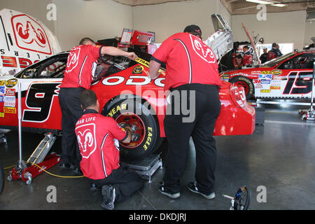 14. Februar 2007 - Daytona Beach, FL, USA - NASCAR: Die Crew arbeitet auf dem #19 Dodge Händler/UAW Dodge Auto während des Trainings auf dem Daytona International Speedway in Daytona Beach, Florida am Mittwoch, 14. Februar 2007.  Ihre Crew Chief war einer der vier Häuptlinge von Daytona 500 abgehängt. (Kredit-Bild: © Gregg Pachkowski/ZUMA Press) Stockfoto