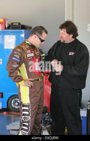 14. Februar 2007 - Daytona Beach, FL, USA - NASCAR: Daytona 500 Pole Sieger DAVID GILLILAND spricht mit einem Crew-Mitglied in den Garagen während des Trainings auf dem Daytona International Speedway in Daytona Beach, Florida am Mittwoch, 14. Februar 2007. (Kredit-Bild: © Gregg Pachkowski/ZUMA Press) Stockfoto