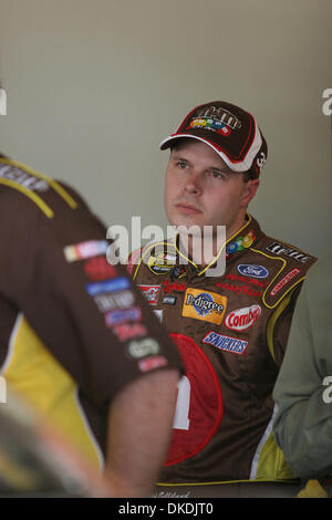 14. Februar 2007 - Daytona Beach, FL, USA - NASCAR: Daytona 500 Pole Sieger DAVID GILLILAND wartet, während seine Crew an seinem Auto während des Trainings auf dem Daytona International Speedway in Daytona Beach, Florida am Mittwoch, 14. Februar 2007 arbeitet.  (Kredit-Bild: © Gregg Pachkowski/ZUMA Press) Stockfoto