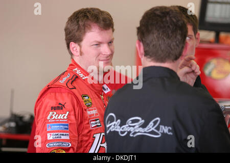 14. Februar 2007 - Daytona Beach, FL, USA - NASCAR: DALE EARNHARDT Jr. spricht mit seiner Crew während des Trainings Nextel Cup Series auf dem Daytona International Speedway in Daytona Beach, Florida am Mittwoch, 14. Februar 2007.  (Kredit-Bild: © Gregg Pachkowski/ZUMA Press) Stockfoto