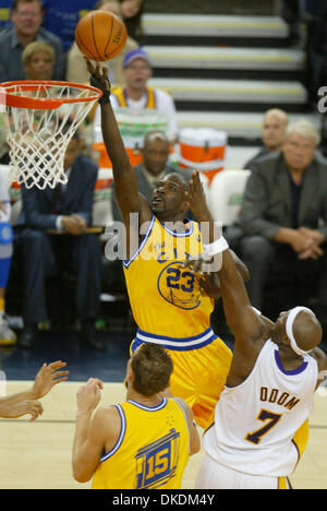 25. Februar 2007 - Oakland, CA, USA - Golden State Warriors JASON RICHARDSON fährt vorbei an Los Angeles Lakers LAMAR ODOM im zweiten Quartal bei Oracle Arena auf Sonntag, 25. Februar 2007.  (Kredit-Bild: © Sean Connelley/Oakland Tribune/ZUMA Press) Einschränkungen: USA Tabloid Rechte heraus! Stockfoto