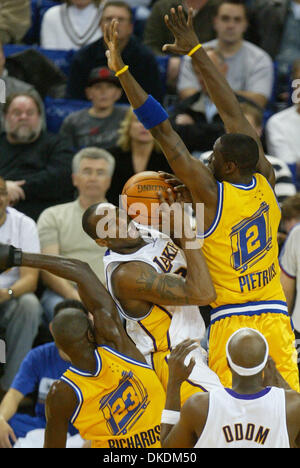 25. Februar 2007 - Oakland, CA, USA - Golden State Warriors MICKAËL PIÉTRUS und JASON RICHARDSON Sandwich Los Angeles Lakers KOBE BRYANT als fährt er in den Korb im zweiten Quartal bei Oracle Arena am Sonntag, 25 Februar, 2007.v (Credit-Bild: © Sean Connelley/Oakland Tribune/ZUMA Press) Einschränkungen: USA Tabloid Rechte heraus! Stockfoto