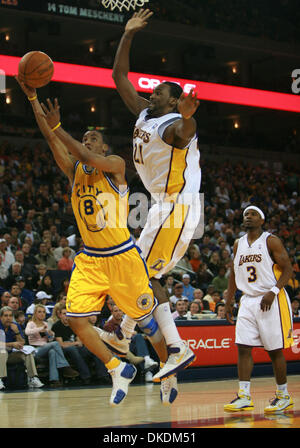 25. Februar 2007 setzt - Oakland, CA, USA - Golden State Warriors MONTA ELLIS einen Schuss mit Los Angeles Lakers RONNY TURIAF auf seinem Rücken im zweiten Quartal in Oracle Arena auf Sonntag, 25. Februar 2007. (Kredit-Bild: © Sean Connelley/Oakland Tribune/ZUMA Press) Einschränkungen: USA Tabloid Rechte heraus! Stockfoto