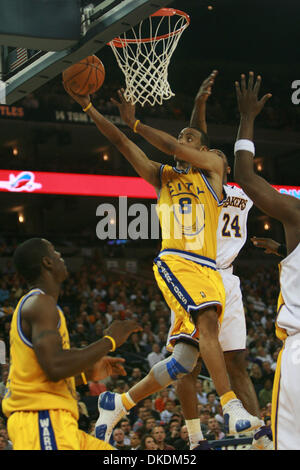 25. Februar 2007 fährt - Oakland, CA, USA - Golden State Warriors MONTA ELLIS in den Korb, während Los Angeles Lakers KOBE BRYANT im zweiten Quartal in Oracle Arena auf Sonntag, 25. Februar 2007 verteidigt. (Kredit-Bild: © Sean Connelley/Oakland Tribune/ZUMA Press) Einschränkungen: USA Tabloid Rechte heraus! Stockfoto